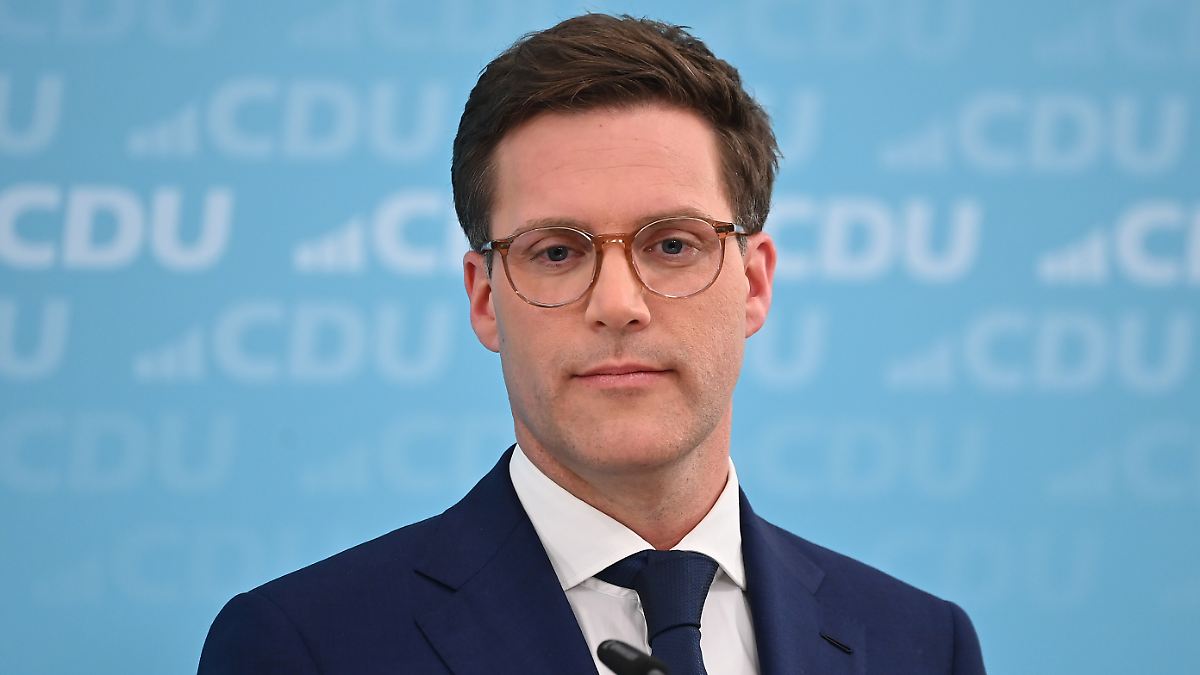 Manuel Hagel Defends Heated Teacher Confrontation